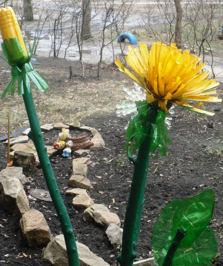 Цветы из бутылок для сада