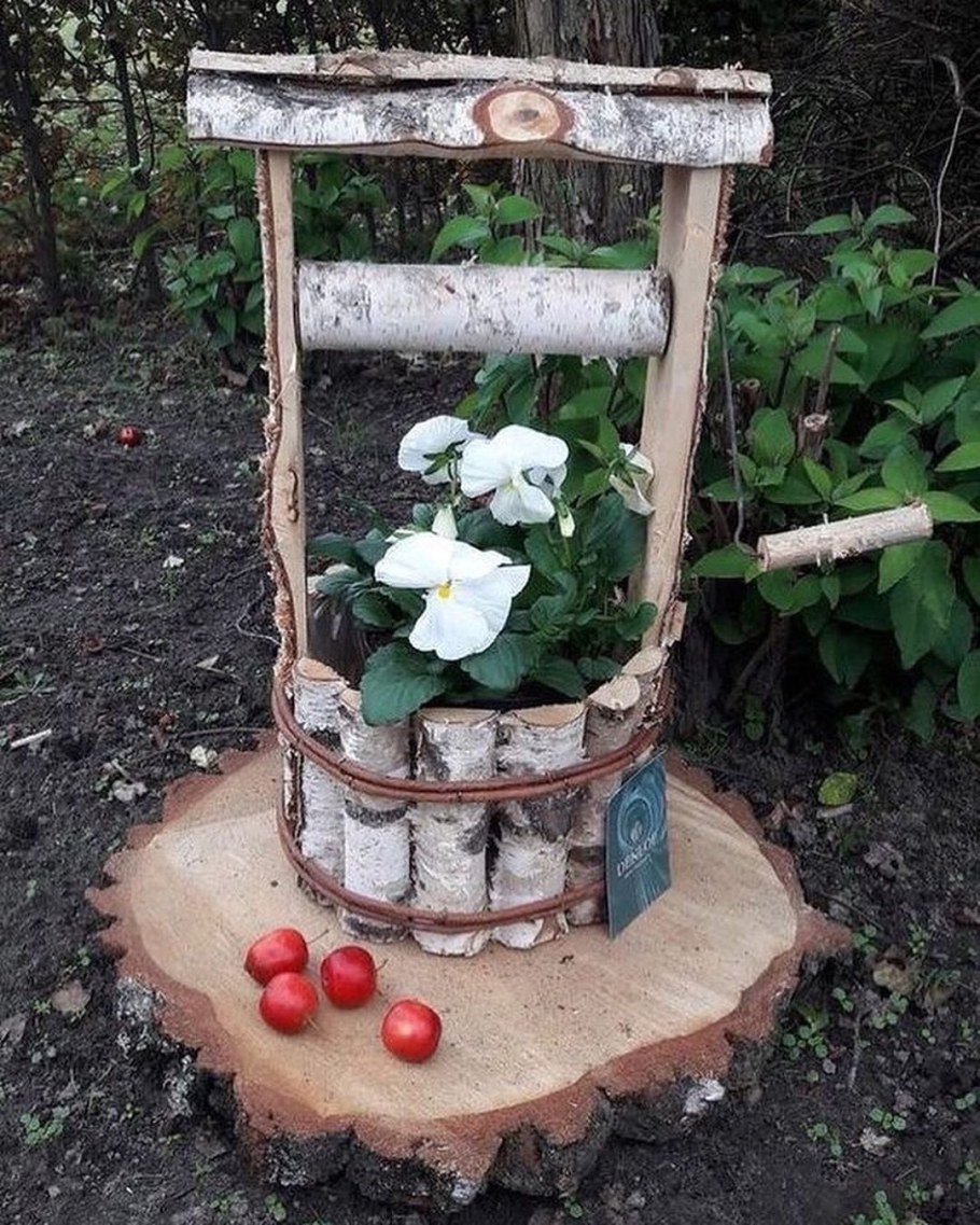 Колодец из березовых поленьев декоративный