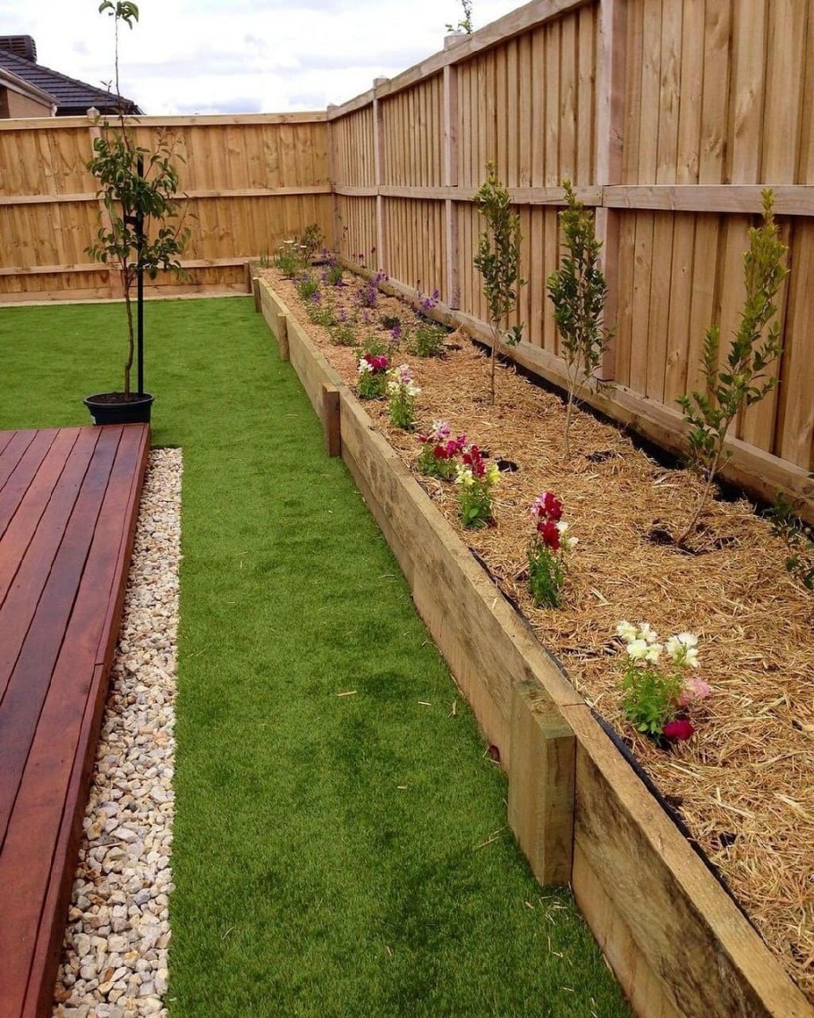 Клумба вдоль забора