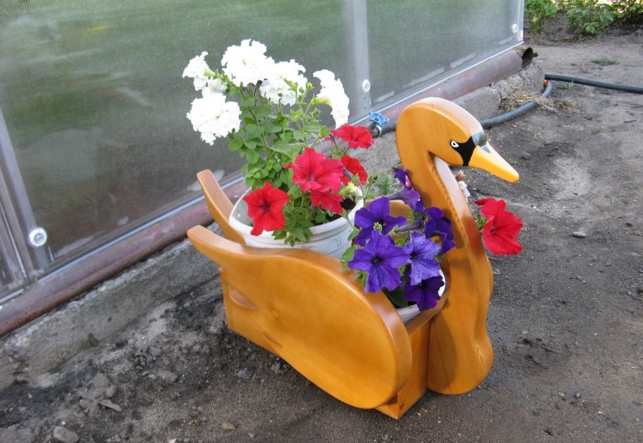 Фигуры из дерева для сада