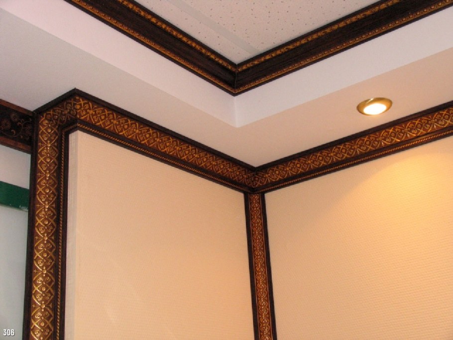 Отделка стен багетом