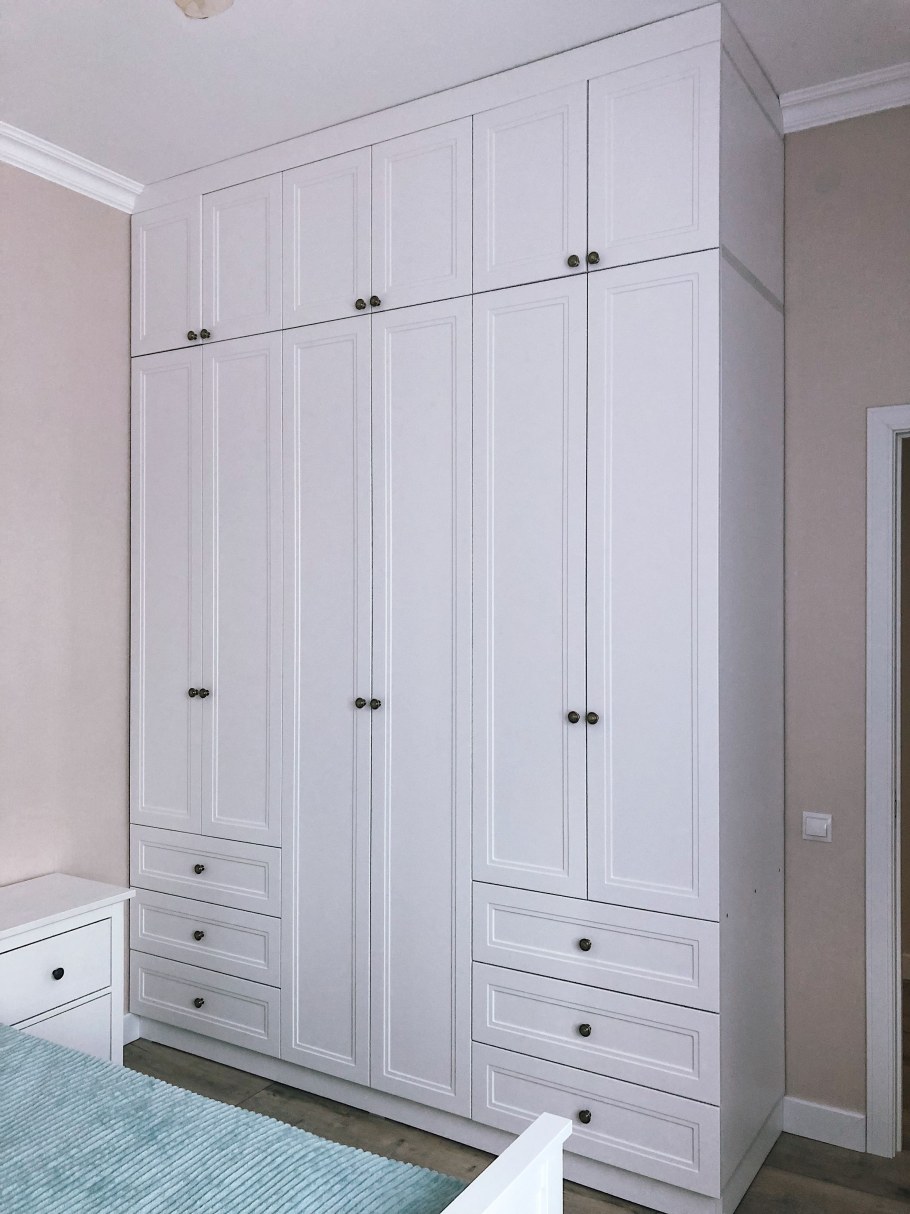 Шкаф под потолок в спальне