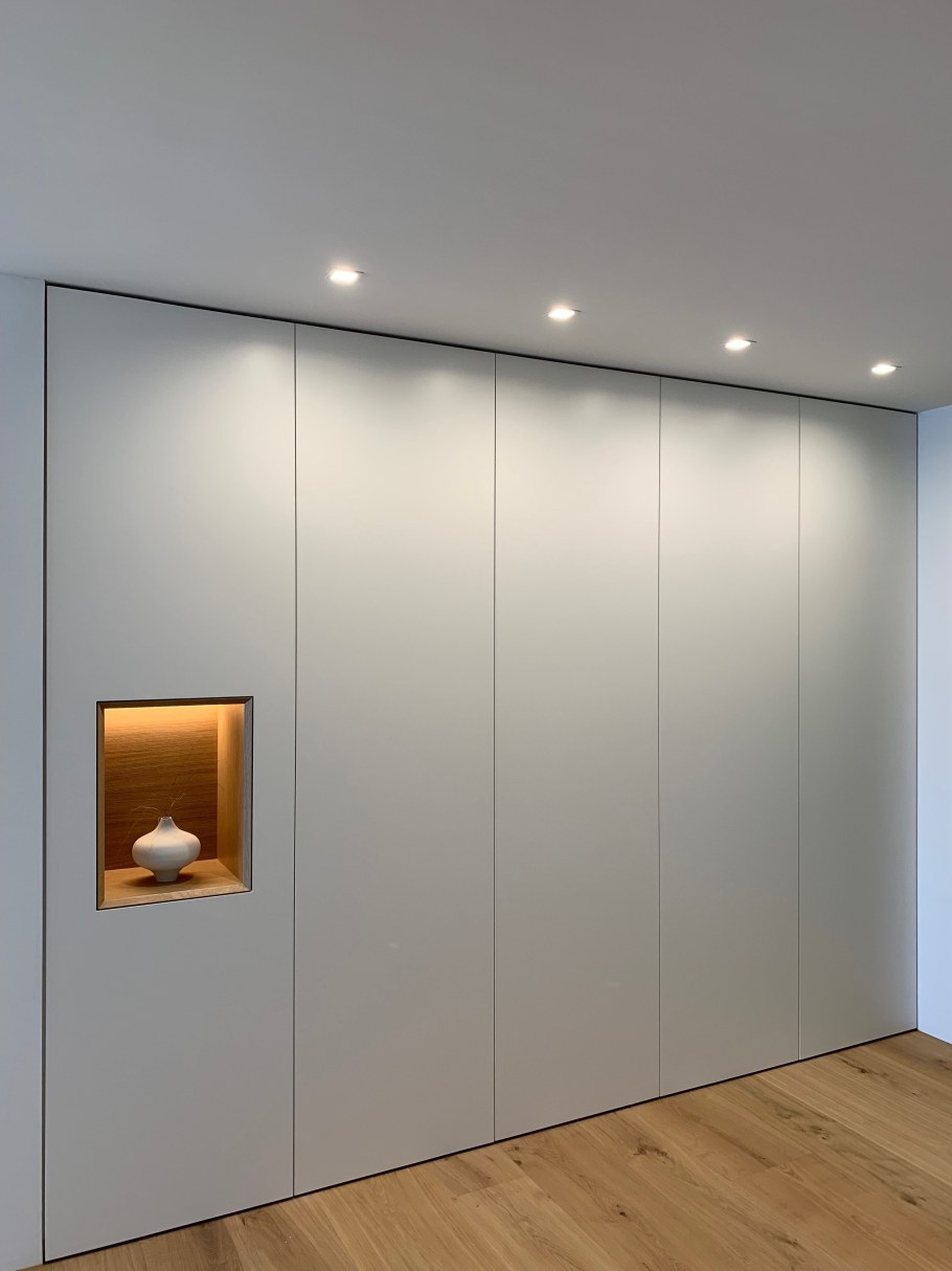 Шкаф встроенный в стену