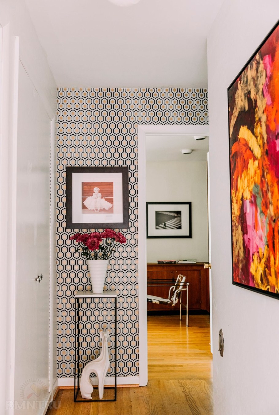 Интерьер коридора с акцентной стеной