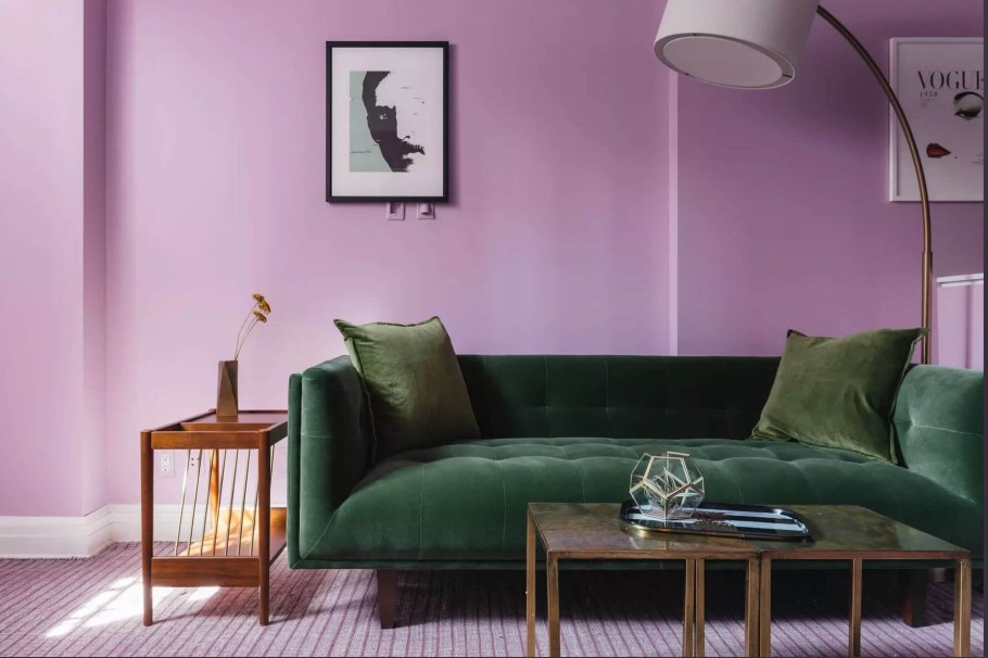 Зеленый диван в интерьере