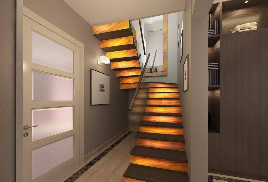 Прихожая с лестницей