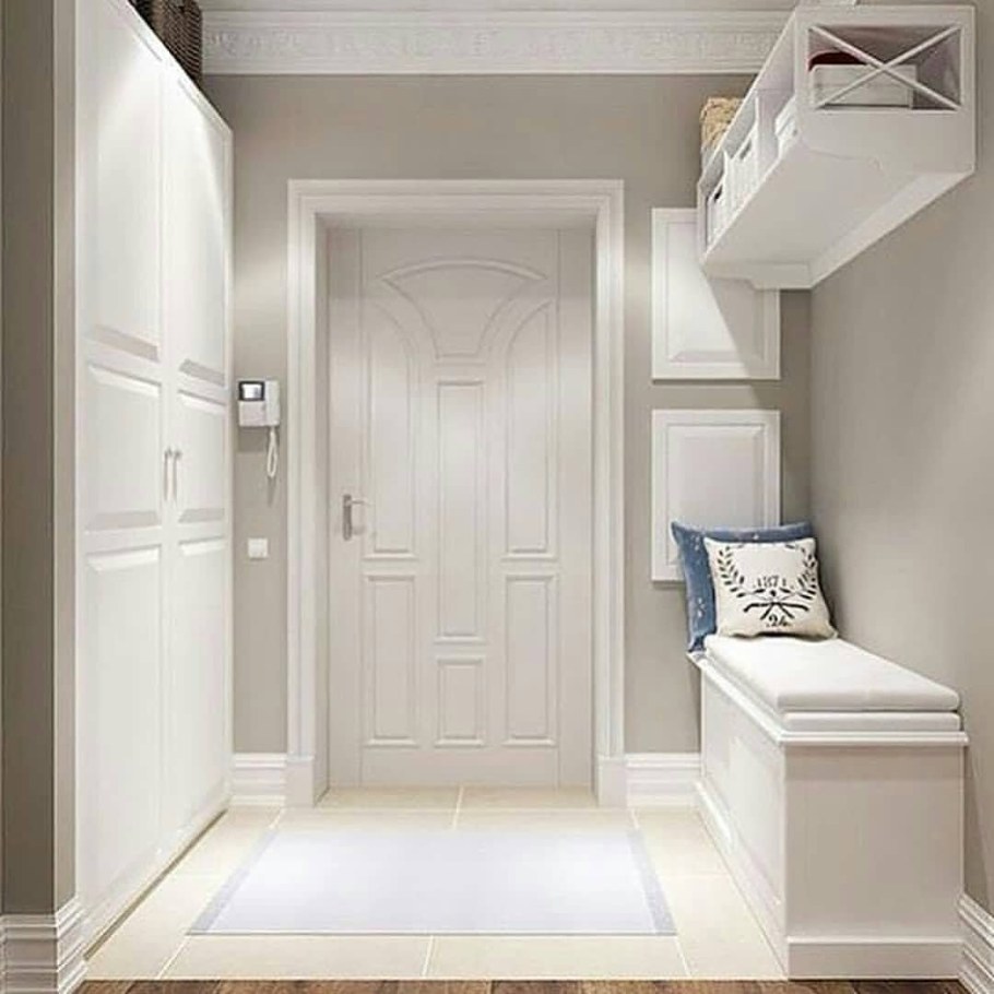 Входная дверь в прихожей