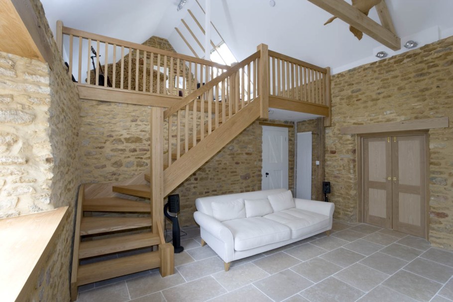 Лестница в доме на второй этаж двухмаршевая