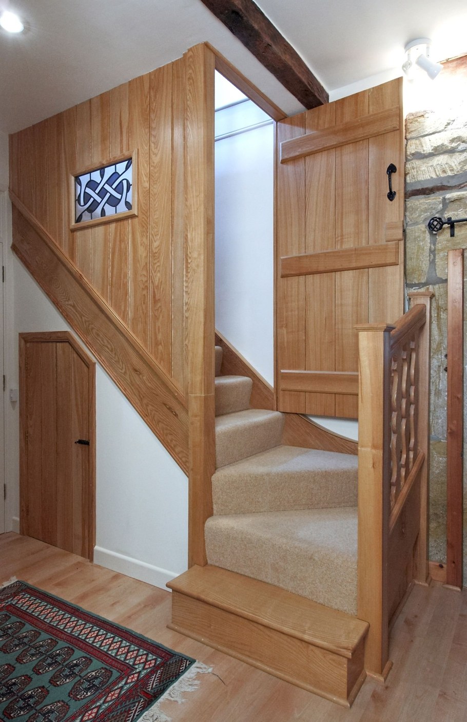 Дверь под лестницей в частном доме
