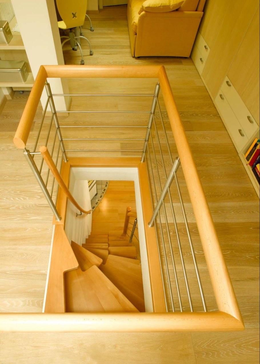 Лестница на второй этаж в частном доме вид сверху