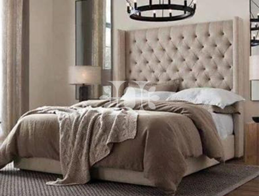 Кровать с бежевым изголовьем