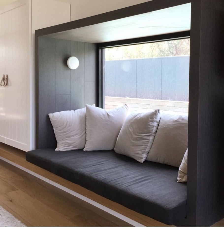 Спальное место на подоконнике