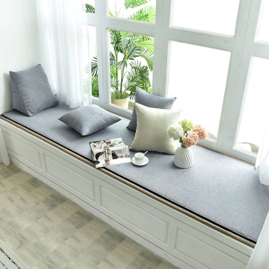 Широкий подоконник с подушками