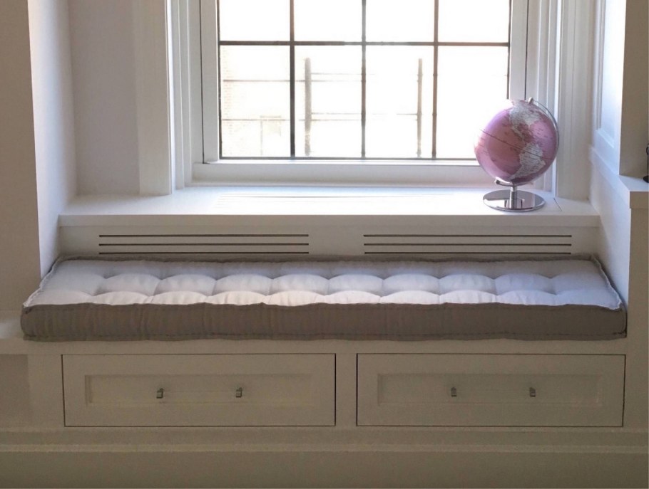 Широкий подоконник с подушками