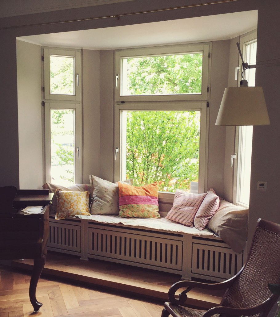 Широкий подоконник с подушками