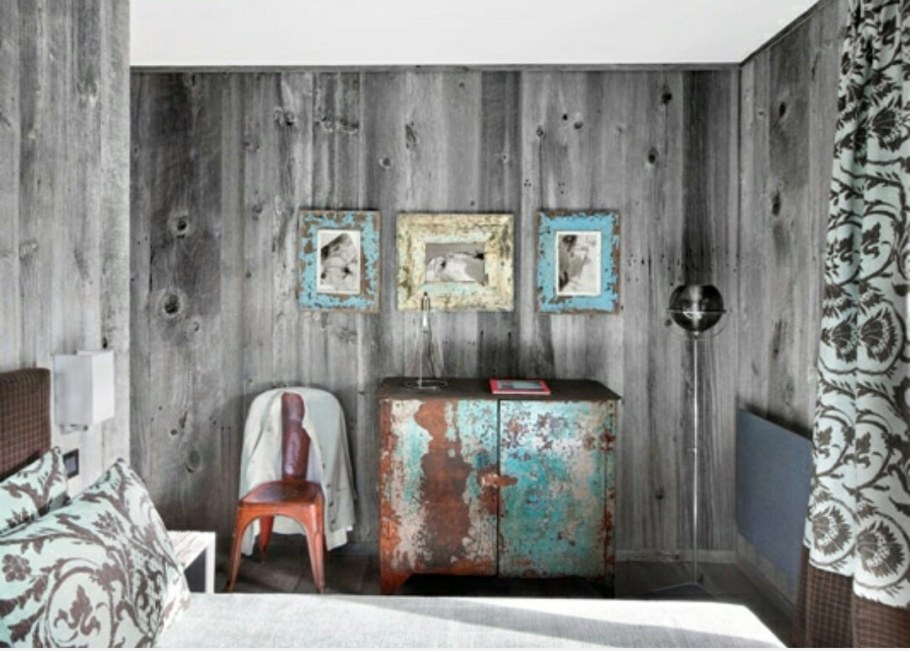Стена из амбарной доски в интерьере