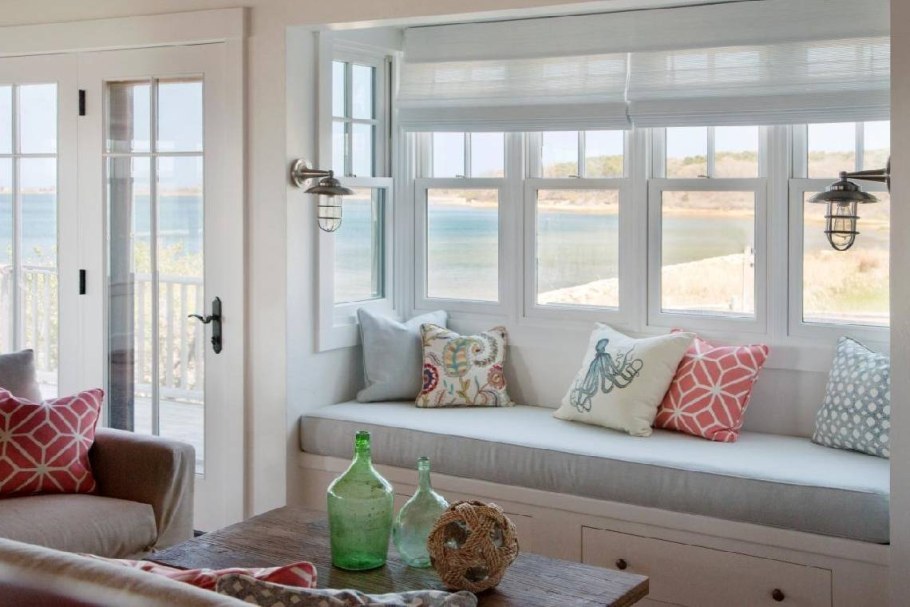 Широкий подоконник с подушками