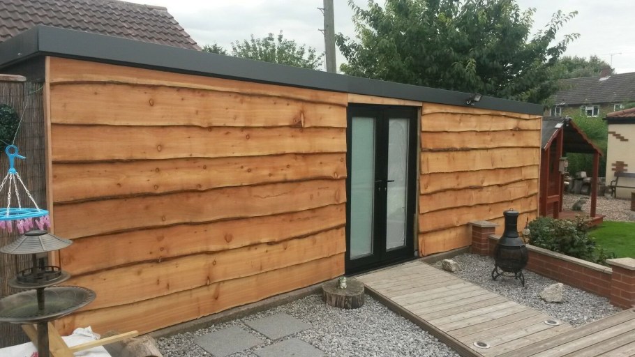 Фасад из необрезной доски