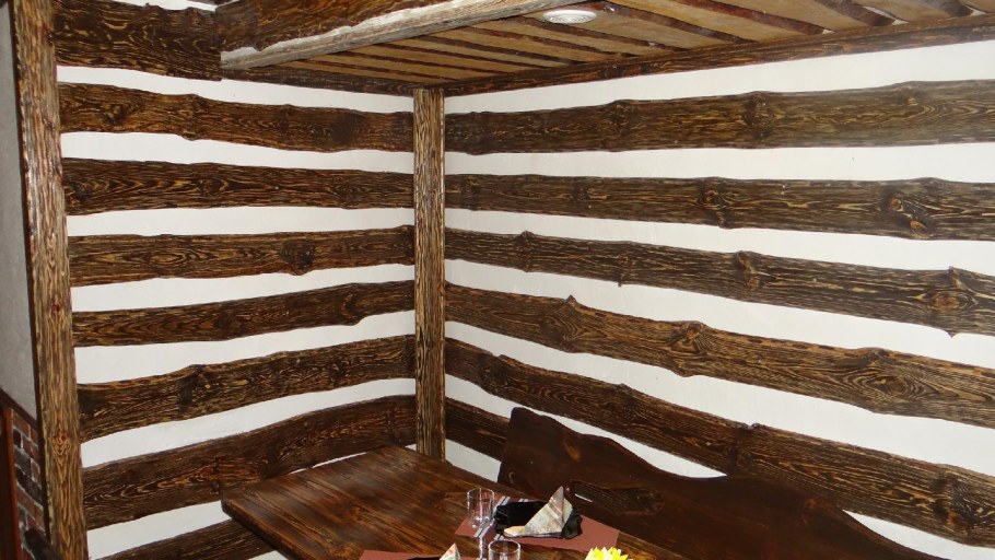 Отделка стен необрезной доской