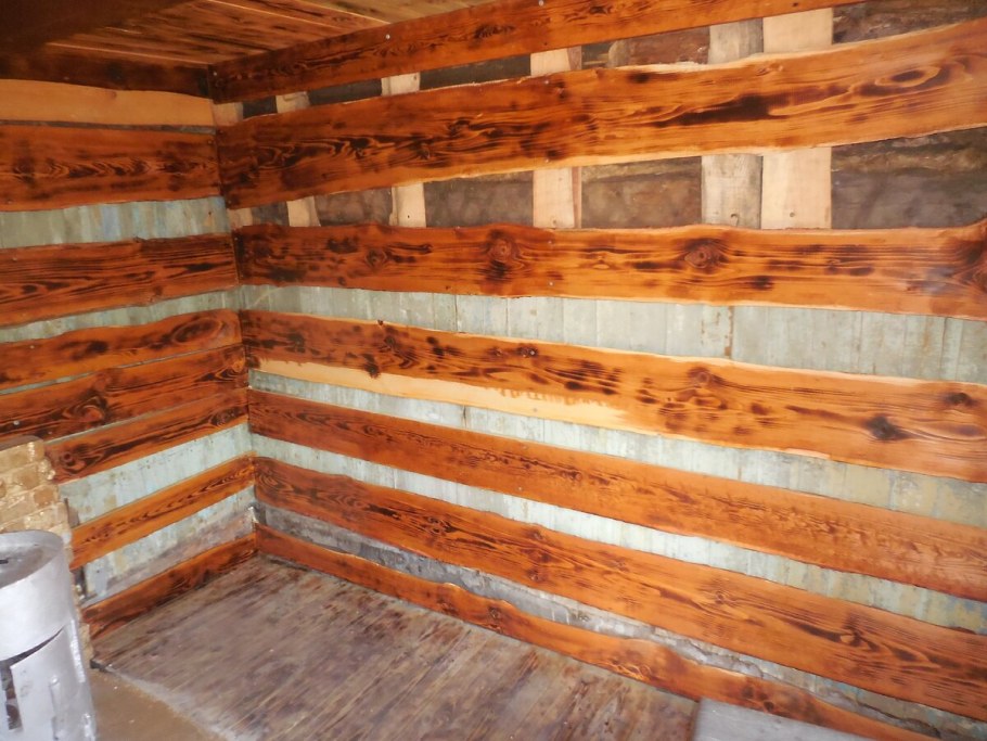 Отделка стен необрезной доской