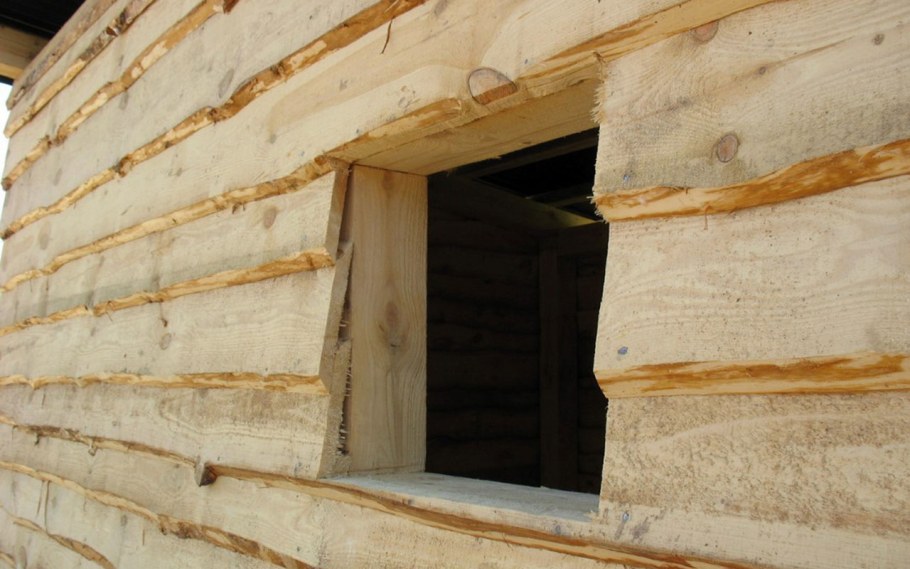 Стена из необрезной доски