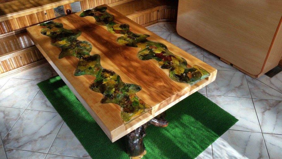 Стол с эпоксидной смолой