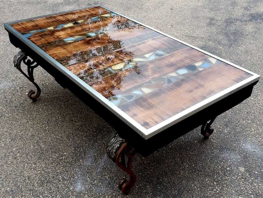 Стол из эпоксидной смолы и дерева