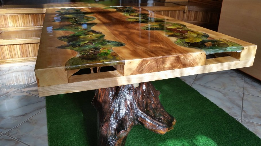 Столики из эпоксидной смолы и дерева
