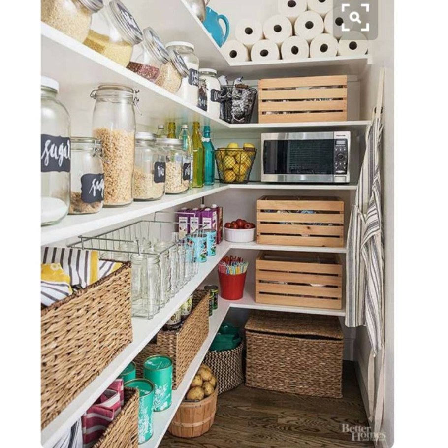 Кладовка с полками