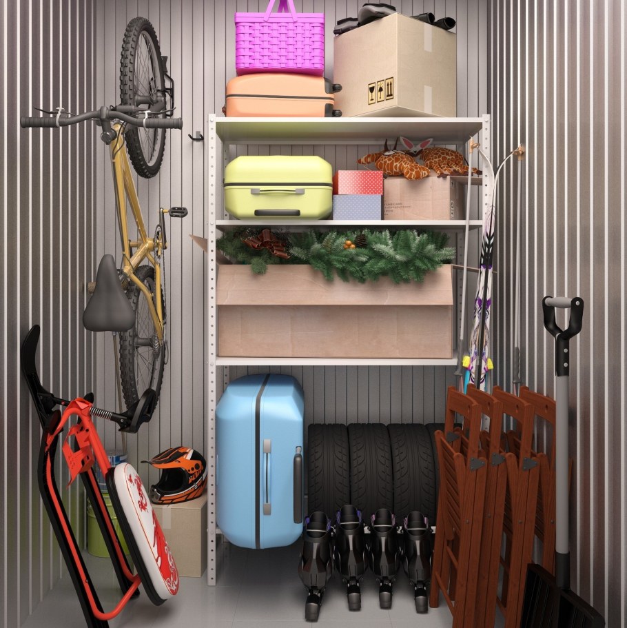 Кладовка для инвентаря в квартире