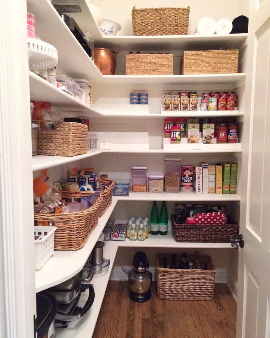 Маленькая кладовка с полками