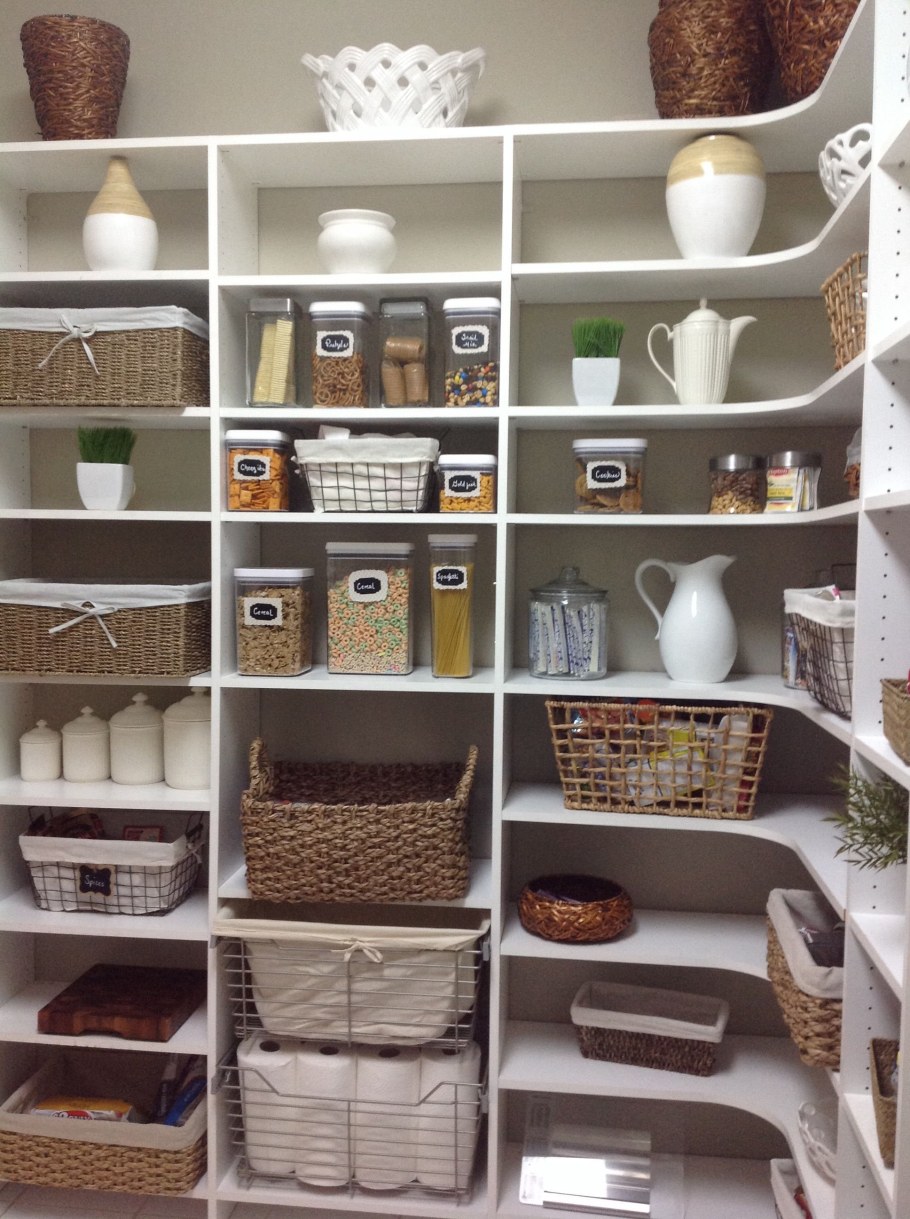 Полки для хранения в кладовой