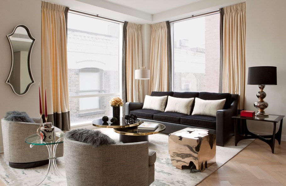Серый диван и бежевые шторы
