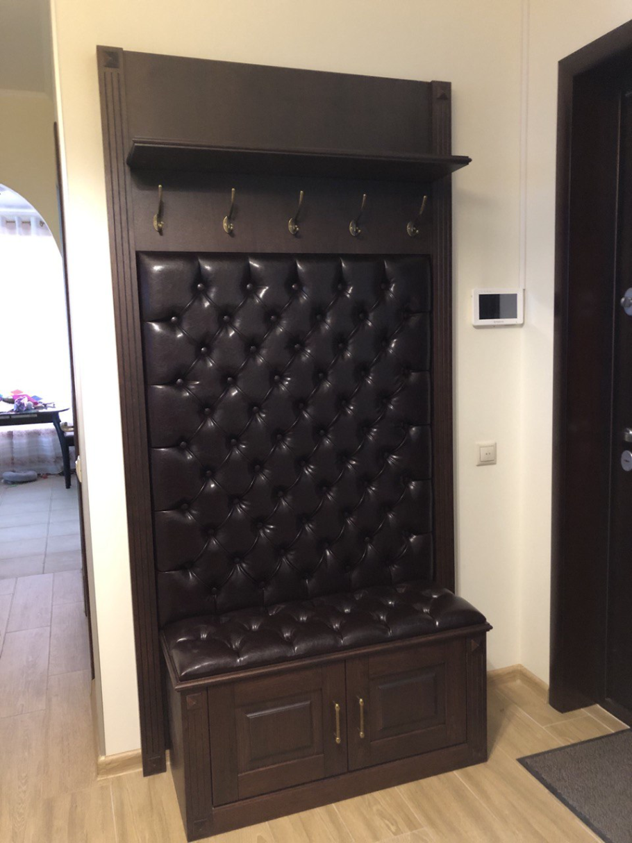 Каретная стяжка в прихожей с вешалкой