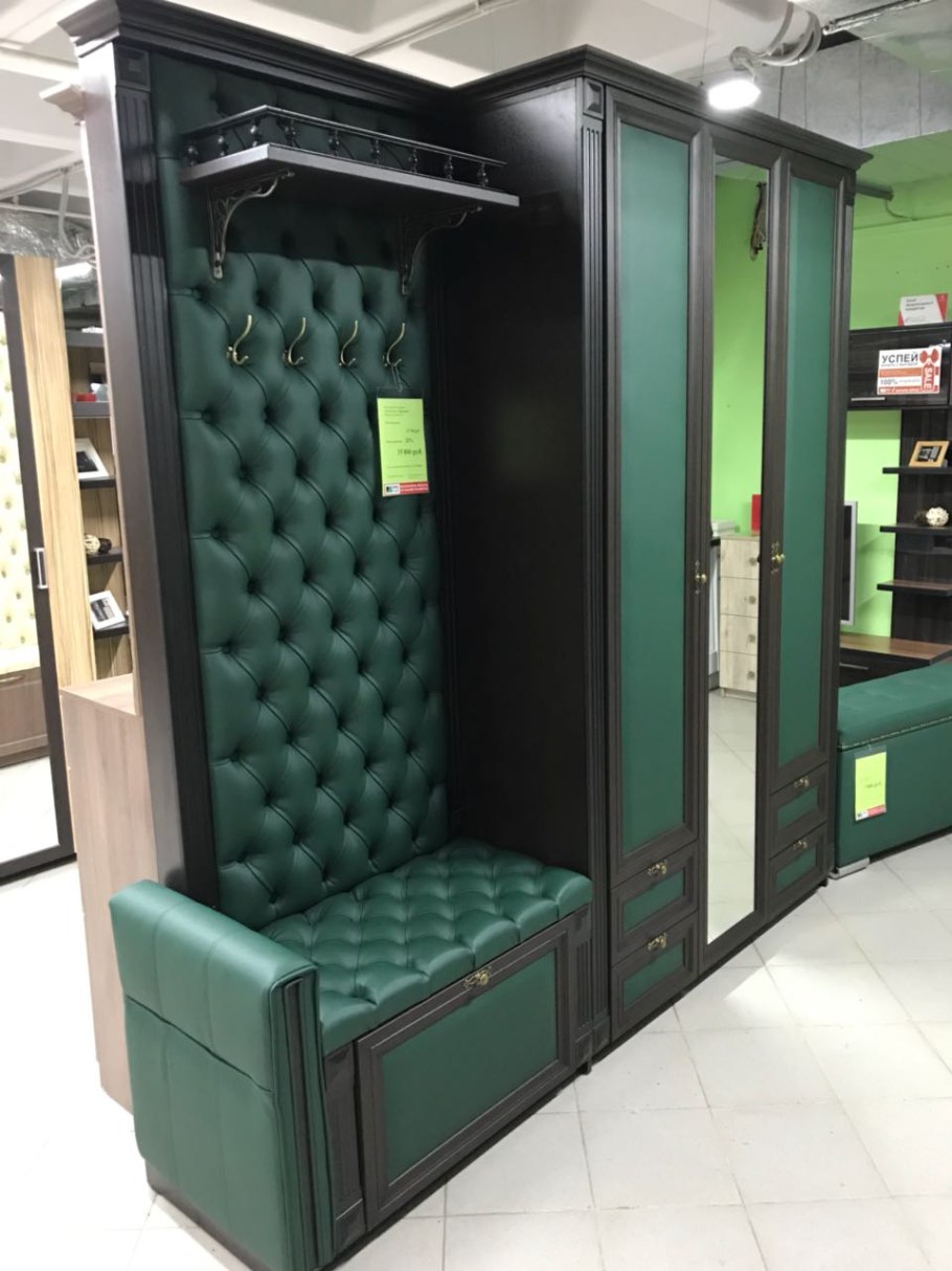 Угловая прихожая с каретной стяжкой