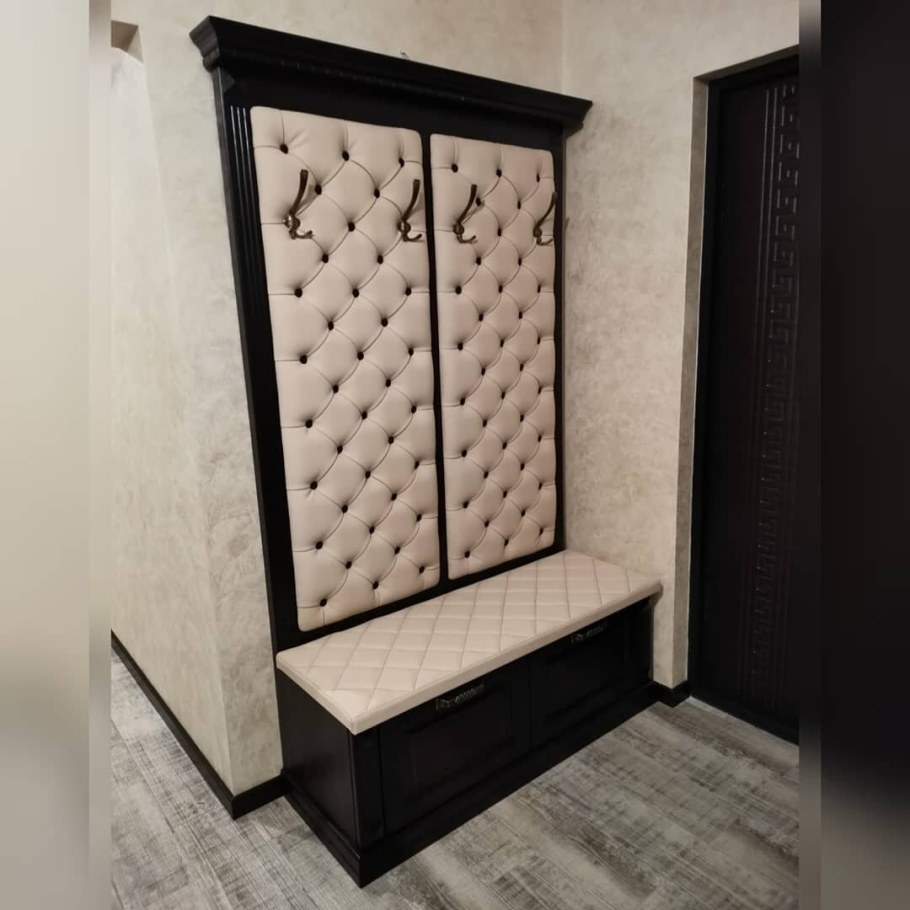 Белая прихожая с каретной стяжкой