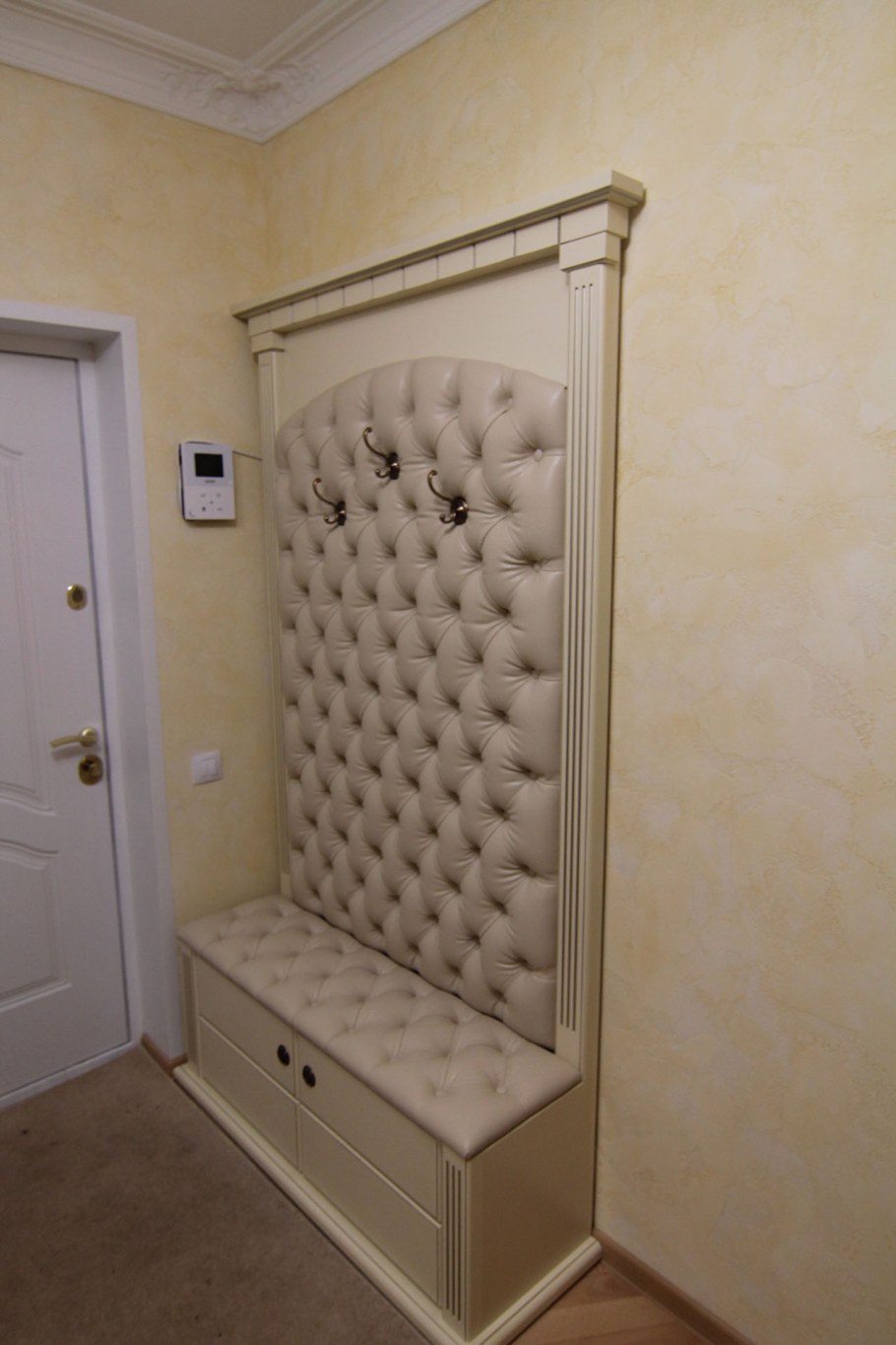 Прихожка с каретной стяжк