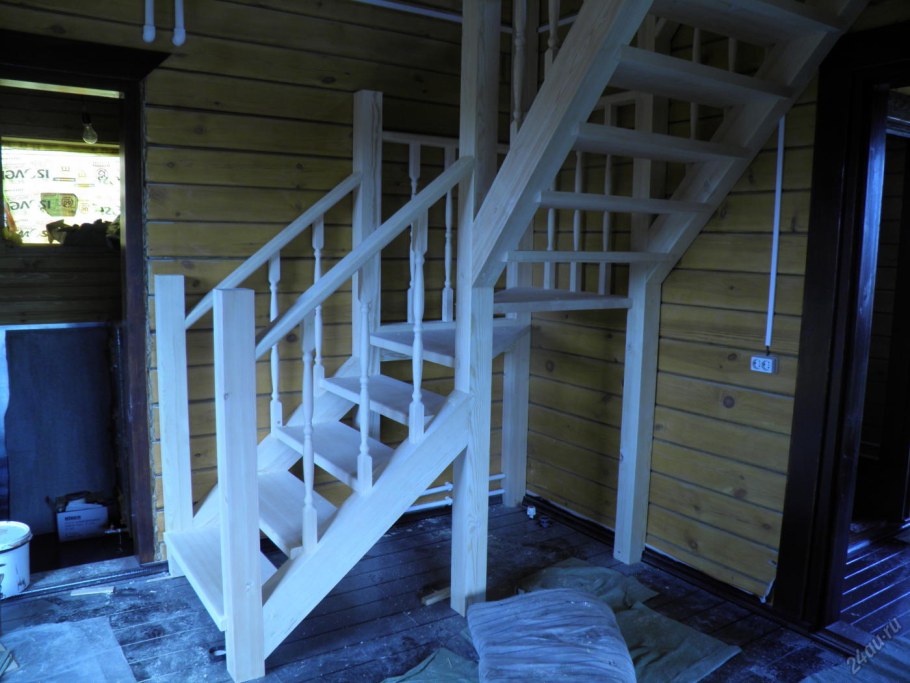 Лестница деревянная двухмаршевая