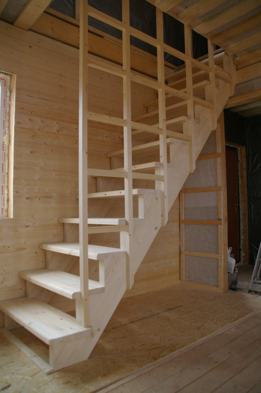 Лестница деревянная на второй