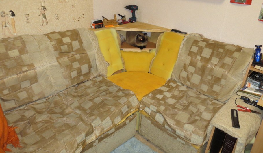 Обтяжка угловых диванов