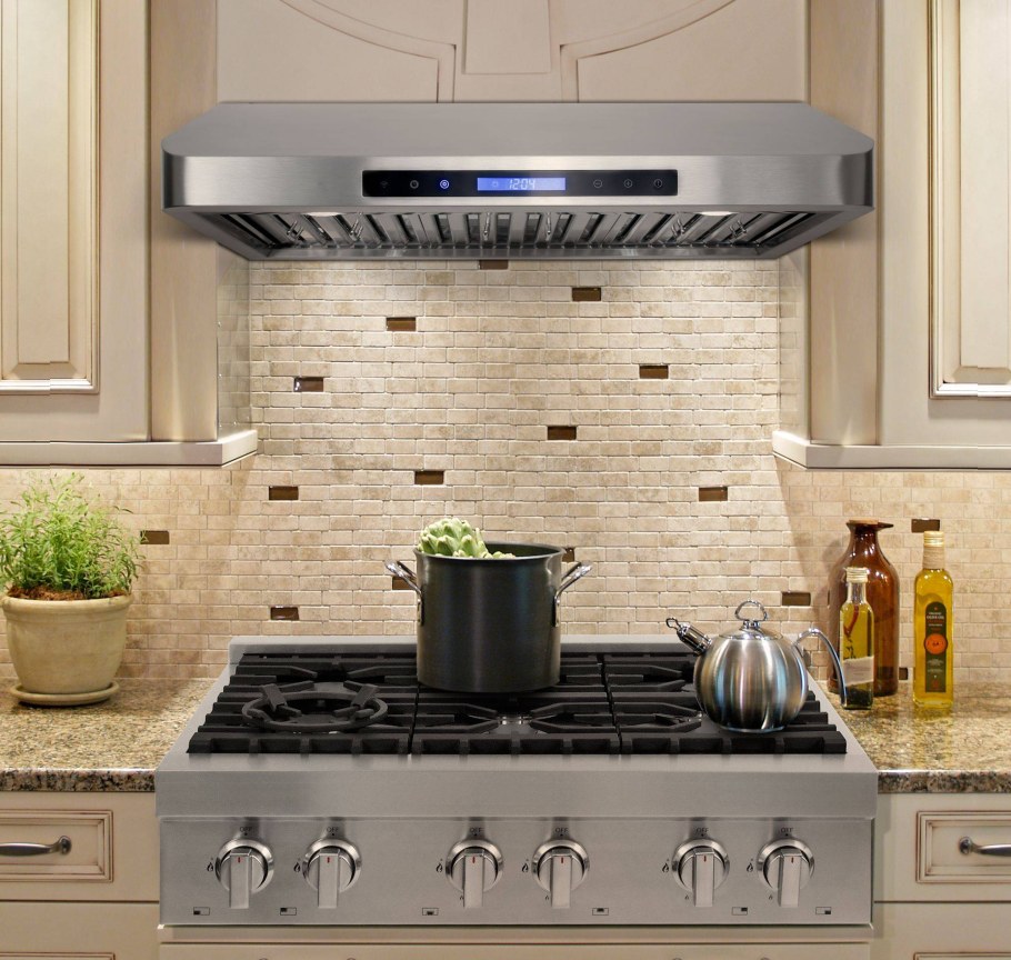 Кухонная вытяжка над плитой