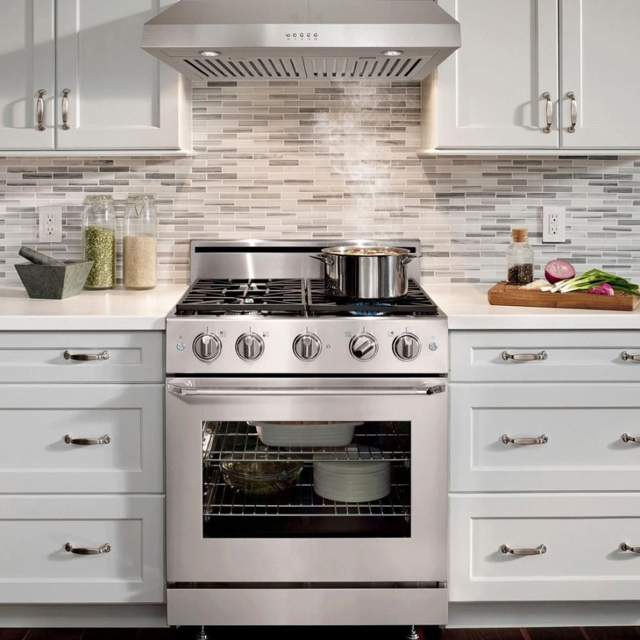 Белая газовая плита в интерьере кухни