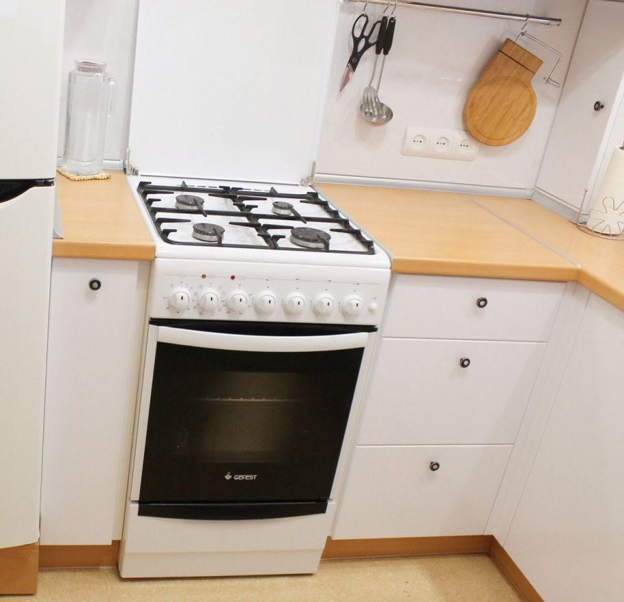 Отдельностоящая газовая плита в интерьере кухни