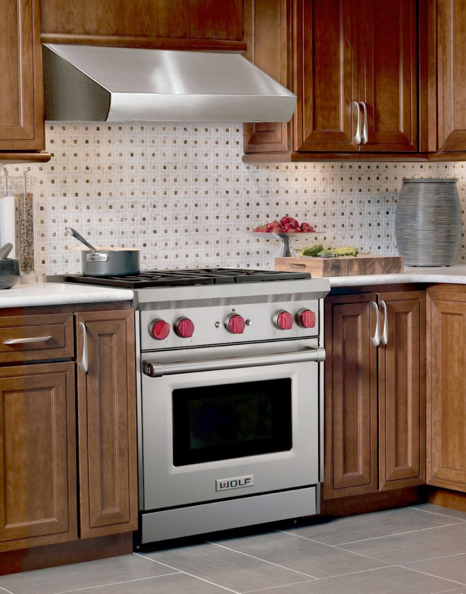 Отдельностоящая плита на кухне