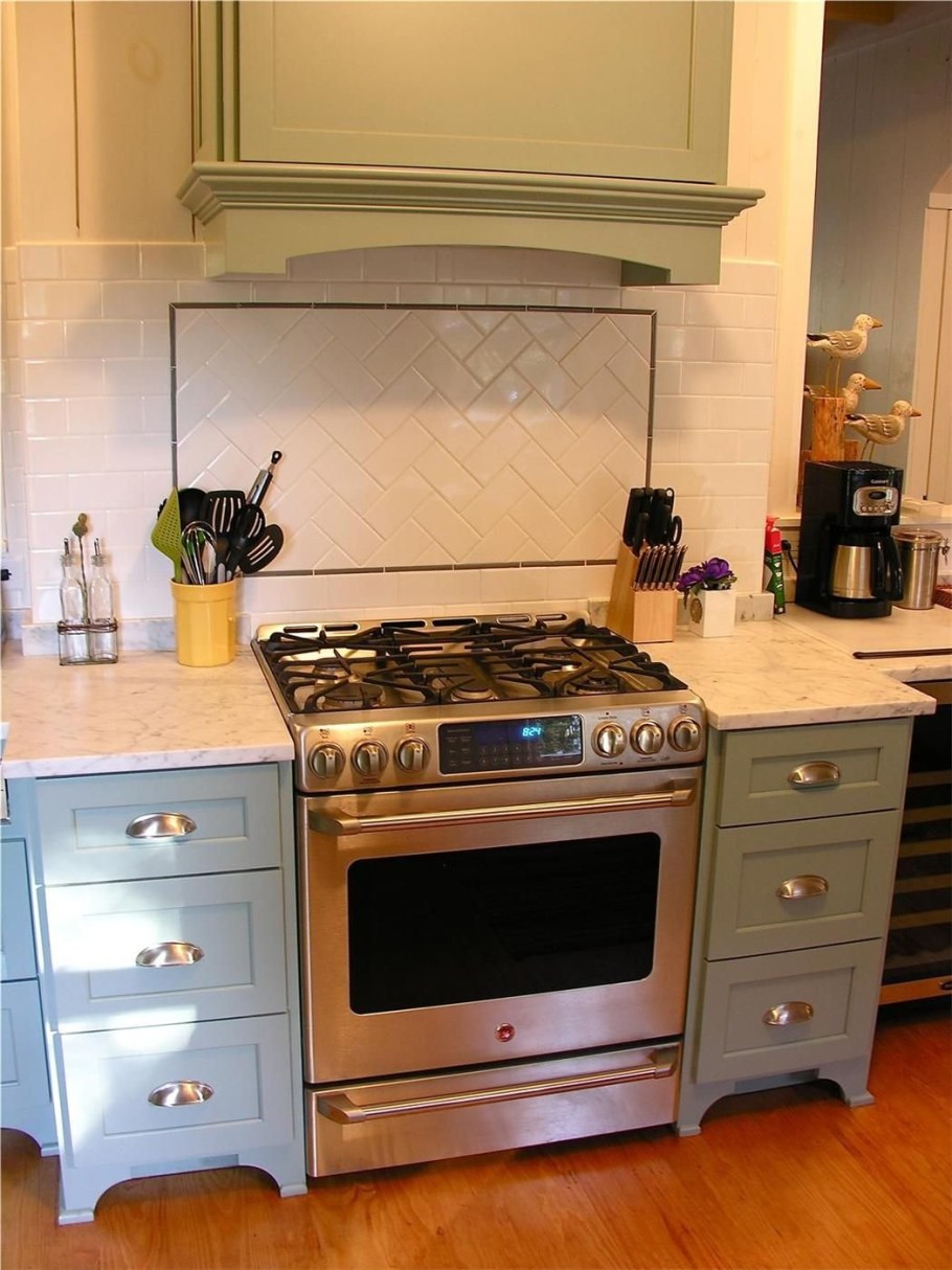 Отдельностоящая плита на кухне