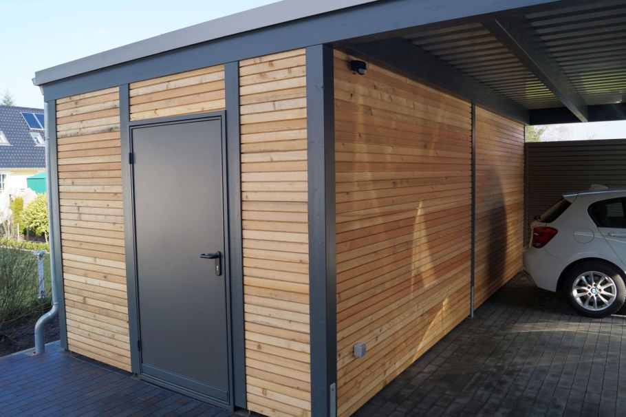 Навес для автомобиля с хозблоком