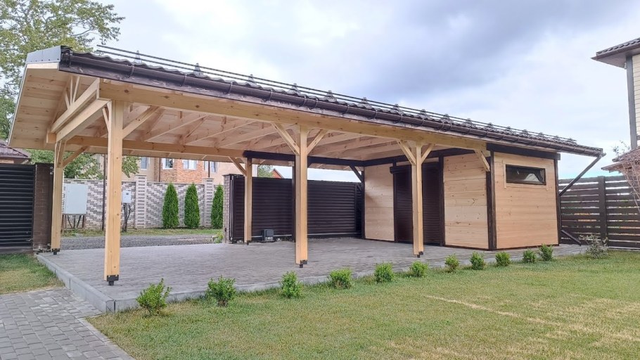 Навес для автомобиля с хозблоком