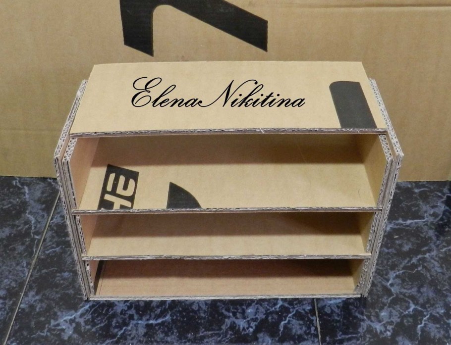 Полка для обуви из картонных коробок