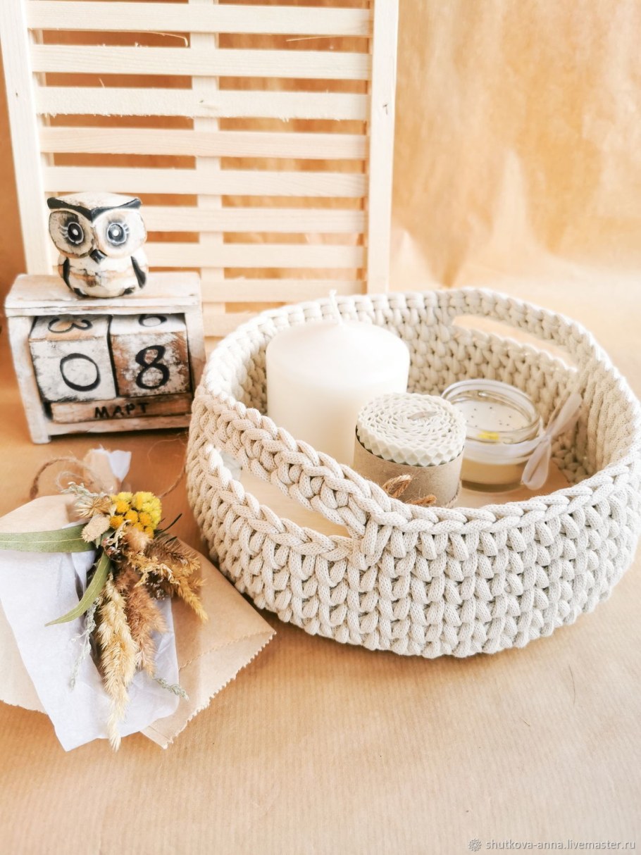 Вязаные поднос в виде яйца