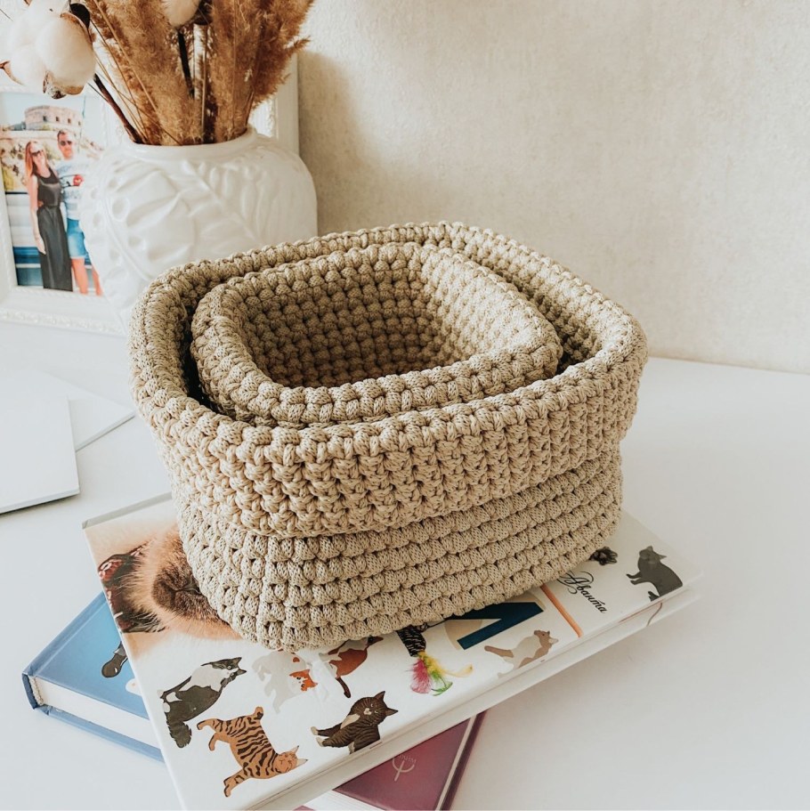 Корзинки вязанные с кружевом